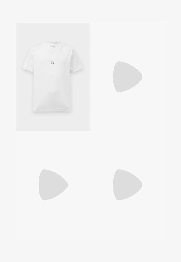 Άσπρο κοντομάνικο T-shirt με μικρή πολύχρωμη κεντημένη διακόσμηση από διασταυρωμένα ξύλα και μπλε καλλιγραφικό κείμενο κεντραρισμένο στο στήθος.; Ελαιοπράσινα cargo σορτς από βαμβάκι, με φερμουάρ στη μέση, θηλιές ζώνης, πλαϊνές τσέπες και ίσια γραμμή.; Λευκά αθλητικά παπούτσια από λεία δέρμα, με στρογγυλή μύτη, μινιμαλιστικό σχέδιο, γκρι λεπτομέρεια στη φτέρνα και υφασμάτινη αντιολισθητική σόλα.; Μπεζ καμβάς τσάντα ώμου με δύο λαβές και μπροστινή τσέπη, με κεντημένο "LES DEUX" στην τσέπη.