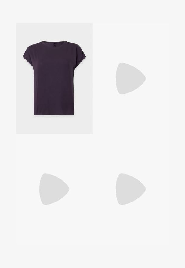 T-shirt violet foncé à manches courtes avec manches retroussées et encolure ronde, présenté sur un fond uni clair.; Pantalon court ample vert olive avec poches devant et ceinture en tissu assortie à la taille.; Sandale à talon en cuir noir avec un bout pointu, une sangle texturée ornée d'accents métalliques circulaires et un talon empilé.; Petit sac à main noir brillant avec deux longues anses et des détails à cordon sur les côtés sur un fond clair uni.