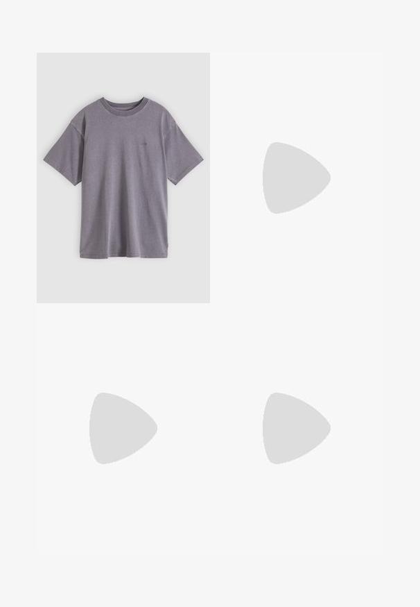 Graues Baumwoll-T-Shirt mit Rundhalsausschnitt, kurzen Ärmeln und kleinem aufgedrucktem Logo auf der linken Brust. Weiche Textur und entspannte Passform.; Schwarze gerade geschnittene Jeans aus Denim mit fünf Taschen, Knopfverschluss und Kupfernieten auf einem weißen Hintergrund flach ausgelegt.; Schwarz-weiße Sneakers mit einem Obermaterial aus Wildleder und Leder, ausgestattet mit weißen Streifen, schwarzen Schnürsenkeln und einer braunen Gummisohle. Mit goldenen Logo-Akzenten.; Schwarzer Ledergürtel mit einer silberfarbenen Metallschnalle, kontrastierender weißer Naht und glatter Oberfläche. Verfügt über mehrere Einstelllöcher.