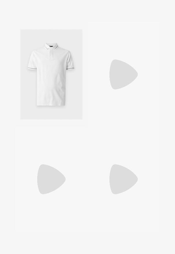 Polo blanco de manga corta con ribete negro en el cuello y bordes de las mangas, con tapeta con botones y diseño frontal liso.; Pantalones cargo negros con una cintura elástica, pierna ajustada, bolsillos laterales y un solo bolsillo cargo en el muslo izquierdo. Textura suave.; Zapatilla blanca con parte superior texturizada de ante y cuero. Presenta una puntera redondeada, cierre con cordones y suela de goma beige contrastante.; Bolso bandolera rectangular negro con bolsillo frontal con cremallera, correa ajustable y placa de logo rectangular plateada sobre fondo liso.