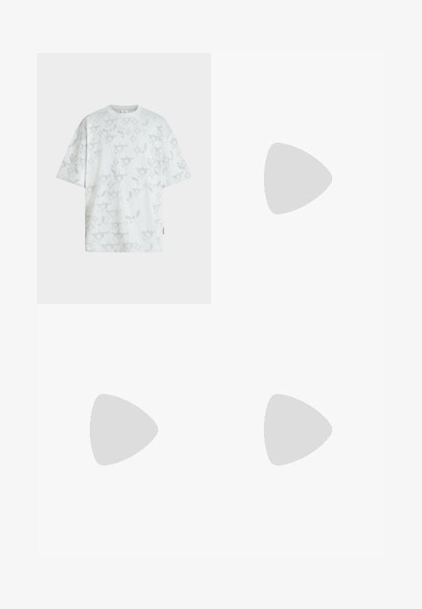Hvid oversized t-shirt med korte ærmer, lysegrå abstrakte blomstermønstre og et lille stofmærke i siden.; Bukser med gråt og sort camouflage mønster med elastisk talje og lige ben vist mod en ensfarvet hvid baggrund.; Hvid lavt sneaker med snørelukning, glat læderoverdel og tyk sål, vist fra siden på en ensfarvet baggrund.; Brun rektangulær lynlåspose med lille frontlomme og teksten "Tiger of Sweden 1903" på fronten.