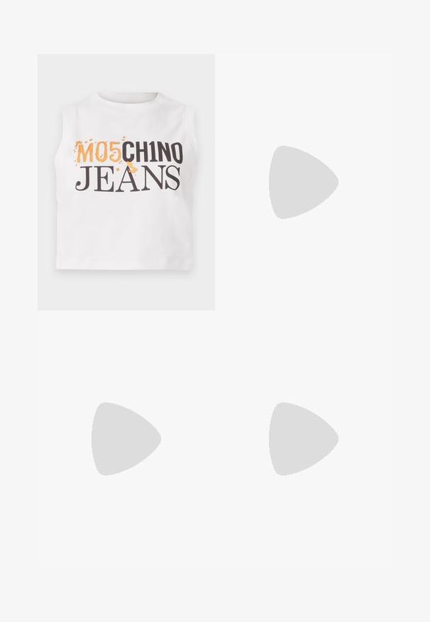 Valkoinen ilmanhihoinen puuvillainen crop-top, jossa on mustalla ja oranssilla printattu teksti "MO5CH1NO JEANS" ja hieman teksturoitu pinta.; Harsohiam pants harma-viher denimista, joissa on korkea vyötärö, leveät lahkeet, kaksi sivukokki-taskua ja struktuuroitu vaalea ruskea kangaspala edessä.; Mustat nahkaiset naisten sandaalit kaarevalla matalalla korolla, ristiin menevillä remmeillä ja säädettävällä nilkkaremillä, jossa pieni kultainen solki.; Musta tikattu olkalaukku kultaista kettuhihnaa ja suuri kullanvärinen "LOVE MOSCHINO"-logo edessä.