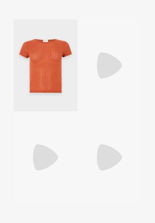 T-shirt à manches courtes côtelé de couleur rouille avec un motif subtil et un col arrondi. Texture douce et coupe ajustée.; Shorts courts pour femmes avec un imprimé léopard en nuances de marron, noir et blanc, avec passants de ceinture et poches avant.; Sandale plate noire avec bride croisée rembourrée et entre-doigt, design minimaliste sur fond gris clair uni.; Petit sac à main rectangulaire en cuir marron foncé avec une bandoulière unique et une fermeture éclair dorée.