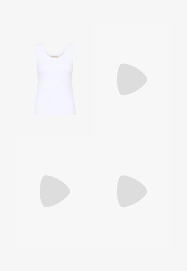 Weißes ärmelloses Tanktop mit rundem Ausschnitt, schlichtem Design und figurbetonter Silhouette.; Dunkelblaue A-Linien-Rock mit breitem Bund, sichtbaren Nähten und einem ausgestellten Saum. Es sind keine Taschen oder Verzierungen vorhanden.; Brauner Wildlederstiefel bis zur Mitte der Wade mit ausgeschnittenen Blumenmustern, spitzer Zehenpartie und einem gestapelten Blockabsatz.; Paar silberfarbene ovale Creolen mit leicht unregelmäßiger, wellenförmiger Form und Scharnierverschluss vor weißem Hintergrund.