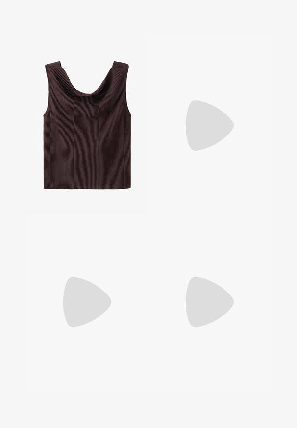 Haut en maille côtelée marron foncé sans manches avec larges bretelles et encolure dégagée drapée.; Pantalon noir à jambes larges avec taille élastique, poches latérales et bandes blanches sur les côtés. Tissu lisse avec une coupe ajustée.; Mule en cuir verni noir à bout ouvert avec un talon stiletto fin de hauteur moyenne et une bride supérieure basse.; Sac à main en cuir verni marron de forme rectangulaire, avec deux longues poignées et des accents courbés subtils à l'avant.