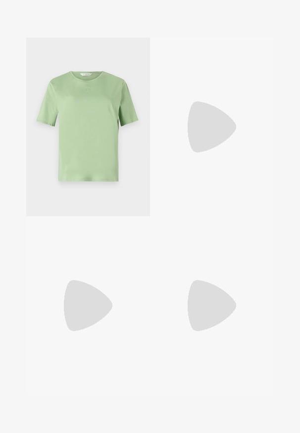Helle grüne Kurzarm-T-Shirt aus weichem Stoff. Hat einen Rundhalsausschnitt und ein kleines eingeprägtes Logo auf der Brust. Einfaches Design.; Hellblaue Jeans mit weitem Bein, vorderen Taschen, Gürtelschlaufen, Knopfverschluss und verblassten Details an den Oberschenkeln.; Schwarzer Leder-Stiefelette mit Blockabsatz, DKNY-Logo nahe oben, dargestellt vor einer Glasblockwand und poliertem Betonboden.; Teal Handtasche mit einer geschwungenen Form und einem Schultergurt, mit einem dezenten Calvin Klein Logo auf der Vorderseite vor einem schlichten weißen Hintergrund.