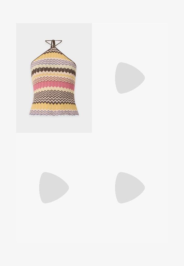 Top dos nu en maille avec des rayures zigzag multicolores en marron, jaune, violet, rose et crème, noué au cou avec de fines bretelles.; Shorts couleur crème longueur genoux avec ceinture élastique et broderie florale subtile près de l'ourlet sur fond uni.; Sandales noires à glissière avec un large dessus, texture en cuir lisse, design à bout ouvert et détail doré sur la sangle. Semelle plate.; Sac rectangulaire avec motif floral jaune et noir et anse tressée jaune et rose sur fond blanc.