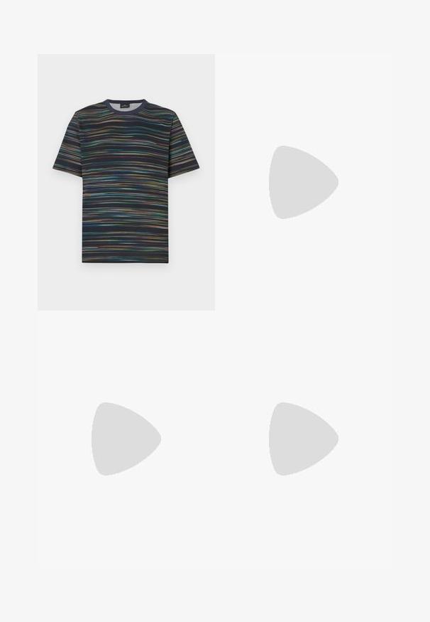 Kortærmet T-shirt lavet af bomuld, med en marineblå base og flerfarvede horisontale striber samt rund halsudskæring.; Mørkeblå denim jeans med lige ben, fem lommer, knapåbning og kontrasterende syninger langs sømmene.; Hvide lædersneakers med en glat overflade, der har farverige linjemønstre på hælen og en beige gummisål.; Lys brun læder crossbody taske med justerbar rem og lynlås, vist mod en ensartet lys baggrund.