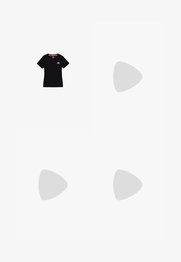 Zwart T-shirt met korte mouwen, klein wit Alpha Industries-logo op de linkerborst en rode voering aan de binnenkant van de kraag.; High-waist zwarte spijkerbroek met voorste knoop en rits, twee voorzakken en taps toelopende pijpen op een witte achtergrond.; Zwarte leren combatlaars met 8 veteroogjes, rubberen zool, gele stiksels en een trekkoordje aan de achterkant. Heeft een gestructureerd bovenwerk.; Zilveren hoepeloorbellen, cirkelvormig, met een gladde glanzende textuur en een constante breedte. Minimalistisch ontwerp zonder extra accenten.