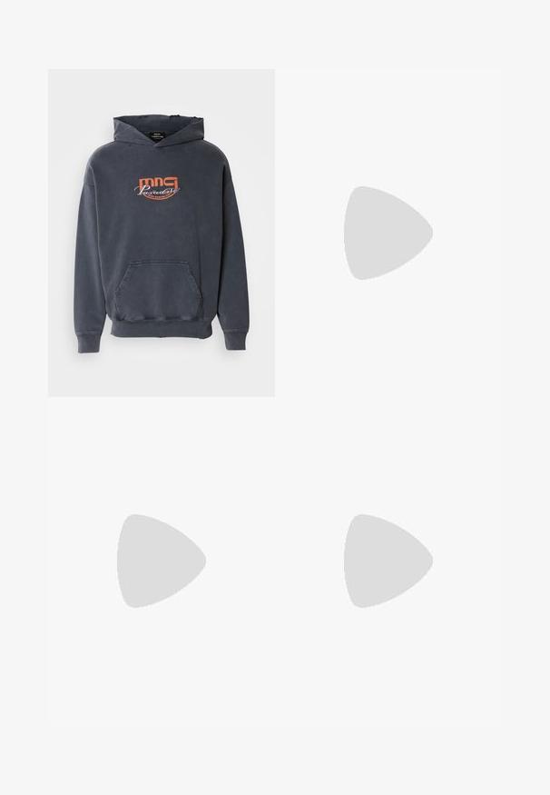 Donkergrijze hoodie met een voorzak, een capuchon met trekkoord en een oranje grafisch logo "mmg Paradise Disco Dancing Club" op de borst. Gemaakt van een katoenmix.; Zwarte canvasbroek met een rechte pijp, voorzien van een voorste knoopsluiting, riemlussen en zijzakken. De textuur is soepel en duurzaam.; Beige suède sneaker met een gestructureerd bovenwerk, een gladde witte hielkap, dunne veters en een rubberen buitenzool. Heeft een slank, laag profiel.; Zwarte nylon tote bag met korte handvatten en een afneembare schouderband, voorzien van een slank, gewatteerd ontwerp en minimale hardware-accenten.
