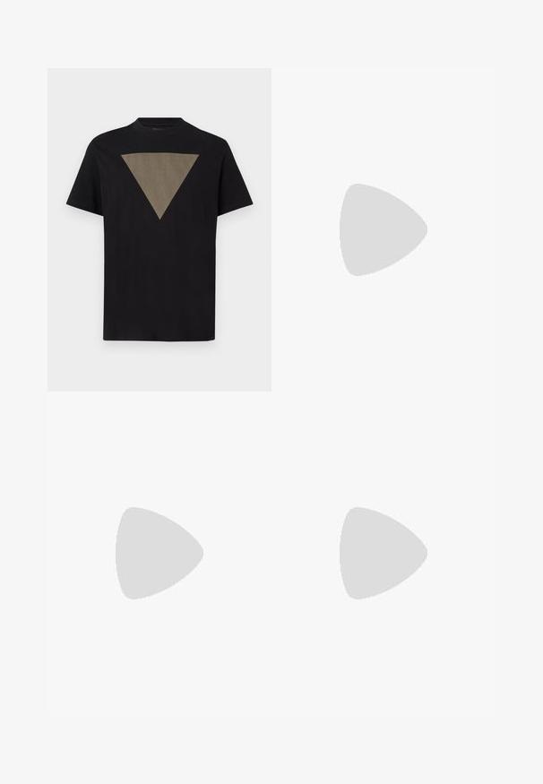 Sort bomulds-T-shirt med et stort trekantet grafisk print i brune lodrette striber på forsiden. Rund halsudskæring og korte ærmer.; Dongeribukser i mørkeblue med en klassisk lige ben-pasform. Har fem lommer og subtil bleget effekt for ekstra tekstur. Knapper og syninger er synlige.; Sort læder ankelstøvle med tekstureret overdel, snørelukning og kraftig gummisål med dybe riller for bedre greb.; Sort tote-taske med lynlåslomme foran og to håndtag, sat mod en ensfarvet lys baggrund.