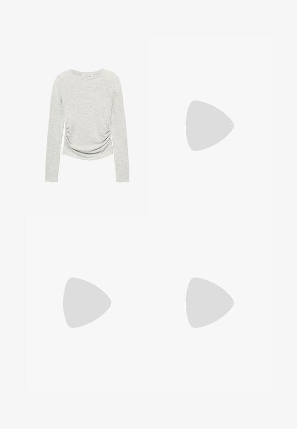 Haut à manches longues gris en tissu doux et léger, doté d'un décolleté arrondi et de détails froncés sur le côté pour un look ajusté.; Jeans en denim gris délavé taille haute avec cinq poches, fermeture à bouton et coupe droite relaxée.; Chaussures en cuir noir à bout pointu et à enfilage, associées à un jean large bleu clair, sur un sol en bois.; Sac à main en cuir noir de forme rectangulaire, doté d'une seule ansse structurée, de quincaillerie argentée et d'une fermeture éclair. Texture lisse.