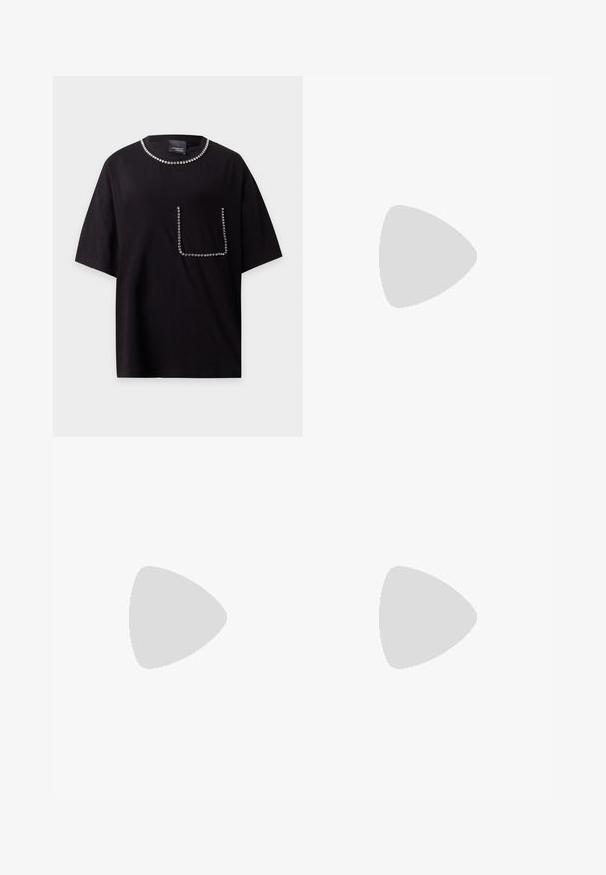 Camiseta negra de manga corta con escote redondo y bolsillo en el pecho, ambos bordes decorados con pequeños remaches redondos plateados.; Pantalones de pierna ancha en un tejido marrón sólido, con cierre de botón, frente plano y textura suave, diseñados para un ajuste relajado.; Tacones altos negros de cuero con tirantes, punta afilada, correa ajustable y un elegante tacón de aguja, con un acabado suave.; Bolso negro de tela suave, con forma estructurada, asa de cadena dorada y diseño geométrico minimalista.