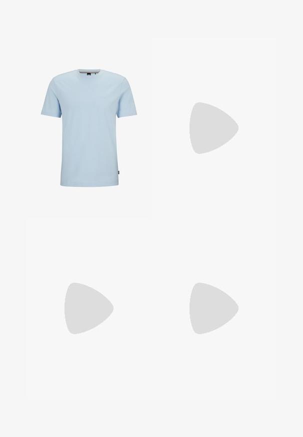 Vaaleansininen puuvillapaita, jossa on pyöreä kaula-aukko, lyhyet hihat ja hillitty logo brodeerattuna mittarin kohdalla. Pehmeä rakenne, standardikokoinen.; Beige cargo shortsit, joissa on joustava vyötärö ja kiristysnauha. Ominaisuuksiin kuuluvat sivutaskut ja sileä, kevyt kangas.; Valkoiset nahkakengät, joissa on sileä pinta, pyöreä kärki ja tonalisointi. Varustettu sinisillä nauhoilla ja kultaisella logolla sivussa.; Musta punottu nahkaketju, jossa on hopeinen sylinterimäinen lukko, jossa on kaksi metallista korostaviin viivoja. Suunnittelu on joustava ja se kiertää kahdesti ranteen ympäri.