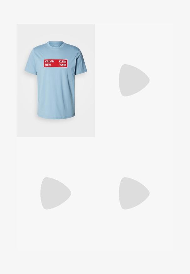 Calvin Klein Jeans BOX GRAPHIC TEE - T-shirts print - smoke blue; Lyseblå lige bukser lavet af denim, med knaplukning, diskret slid, og fem-lomme design.; Hvid lavtop-sneakers med snørelukning, minimale syningsdetaljer og en cremefarvet sål på en lysegrå baggrund.; Sort taske med dobbelte håndtag, stor læderlomme foran med lynlås og diskret Calvin Klein-logo midt på lommen.