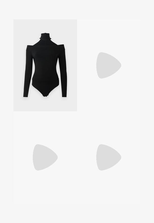Schwarzer Langarm-Bodysuit mit schulterfreiem Ausschnitt und hohem Rollkragen, ausgestattet mit Druckknöpfen im Schritt.; Schwarze Leder-Hosen mit weitem Bein und elastischem Bund, ausgestattet mit zwei Seiten Taschen und einer glatten, glänzenden Oberfläche.; Schwarze Lackleder Slingback-Absätze mit spitzem Schuhblatt, niedrigem Blockabsatz und verstellbarem Knöchelriemen mit goldener Schnalle.; Kleine schwarze Handtasche aus Kunstfell mit geflochtenen oberen Griffen und langem dünnem Schulterriemen auf einfarbigem Hintergrund.