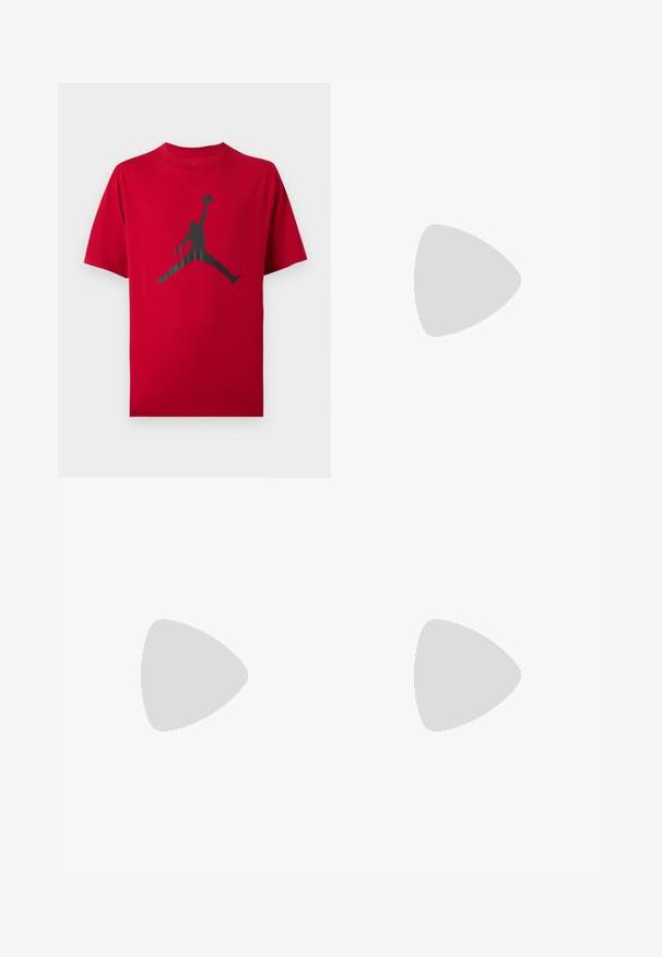 T-shirt rouge à manches courtes avec silhouette noire d’un joueur de basketball sautant, tenant un ballon haut d’une main.; Pantalon de survêtement noir en tissu doux, avec une taille élastique à cordon de serrage, des jambes fuselées, et un petit logo blanc sur le côté gauche.; Chaussures de sport noires en mesh et matériaux synthétiques, présentant un design ondulé distinct, une semelle en caoutchouc noire et des accents réfléchissants.; Lunettes de soleil noires rectangulaires avec des verres teintés. Monture en plastique avec une finition brillante, comportant un pont large et des branches légèrement effilées.