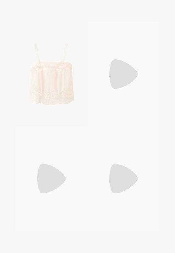 Witte mouwloze katoenen top met dunne bandjes, horizontale plooien bij de halslijn en een geborduurde gekartelde zoom.; Witte linnen broek met brede pijpen, elastische tailleband en trekkoord, voorzien van zijzakken en een voorste split.; Bruine rubberen teenslipper met gestructureerde zool en merkgebonden V-vormige bandjes op een effen lichte achtergrond.; Bruine geweven handtas met een gebogen vorm en een zwarte enkele schouderriem tegen een effen lichtgrijze achtergrond.