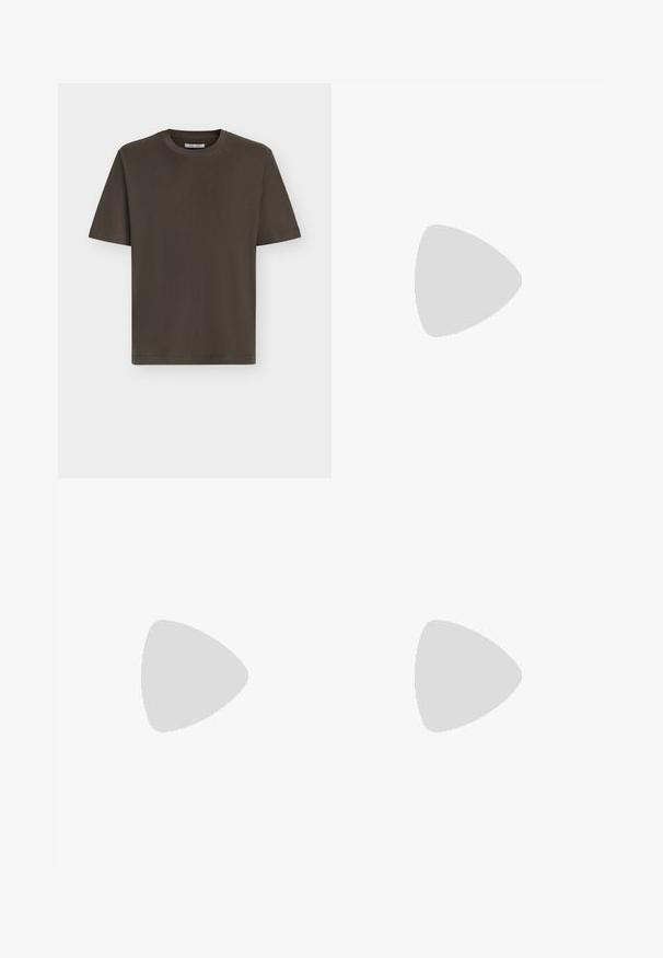 T-shirt en coton manches courtes vert olive foncé avec col rond, présenté à plat sur un fond gris clair.; Shorts en cuir vert olive longueur genou avec coutures noires, passants pour ceinture, poches avant et fermeture par bouton à la taille.; The Antipode COLLEGE - Mocassins - black; Sac bandoulière en cuir marron foncé avec fermeture à rabat et sangle en tissu réglable sur fond blanc.