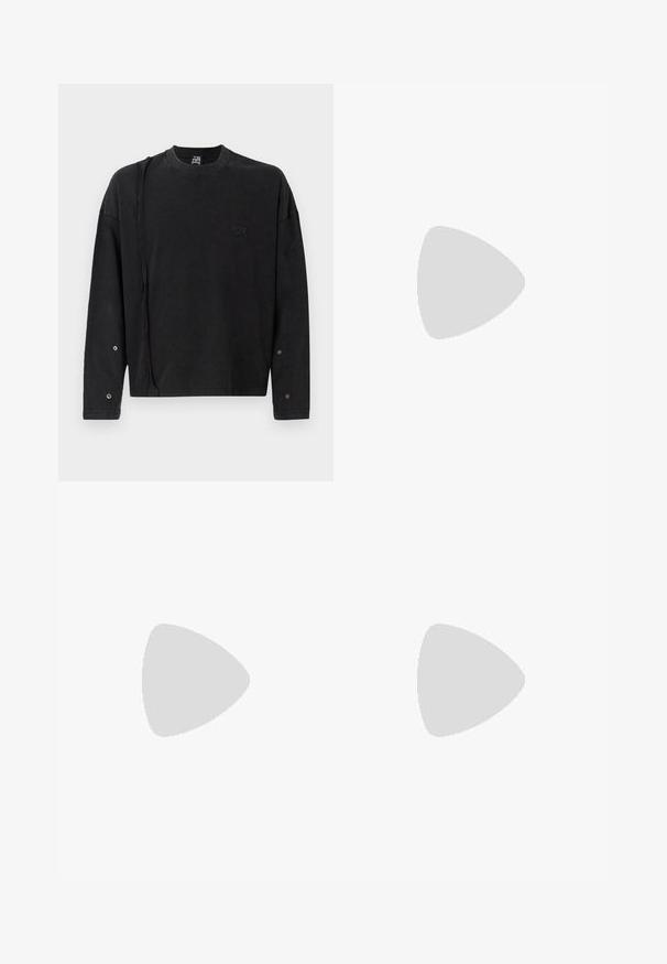 Sort langærmet sweatshirt med rund hals, der har et subtilt logo foran og trykknapdetaljer på ærmerne, lavet af blødt stof.; Cargo bukser i en rustfarve, lavet af slidstærkt stof. Har store sidelommer, lige ben og knaplukning i taljen.; Sorte træningssko med tekstureret stof og gummisåler, udstyret med elastiske snørebånd og en blå detalje på hælen. Bæres med lyse denimbukser.; Sorte solbriller med en buet ramme og mørke linser. Har en mat overflade og mærkenavnet "ARNETTE" på siden.