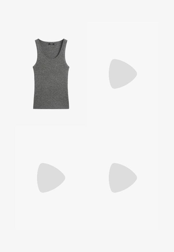 Grijs geribd mouwloos gebreid tanktopje met een ronde hals en een klein zwart merklabeletje aan de binnenkant van de kraag.; Wijdvallende donkergrijze denim jeans met een vervaagde afwerking, vijf zakken, een knoopsluiting en subtiele stikseldetails langs de naden.; Witte leren sneakers met zwarte strepen, gumrubberen buitenzool, ronde neus, vetersluiting en een zachte grijze suède neuskap.; Zwarte leren handtas met twee hengsels, twee schuine ritssluitingzakken met kwastjes en goudkleurige metalen ringen en studs.