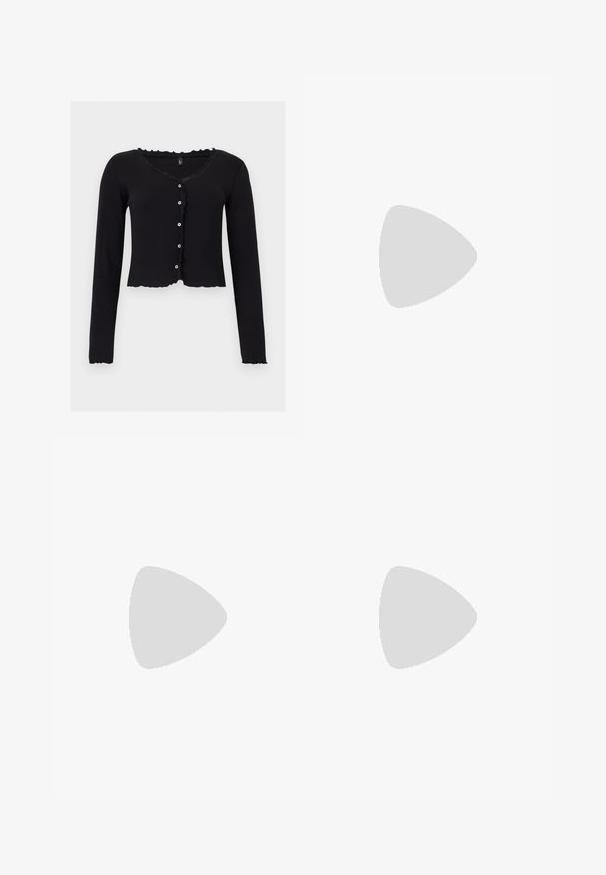 Sort kortærmet cardigan med små hvide knapper og flæsekant på halsudskæring, front, kant og manchetter.; Bredde ben jeans i mørkegrå denim med en falmet finish, fem-lomme design og en knaplukning i taljen.; Ben iført mørke ribbede leggings kombineret med sorte balletsko med små sløjfedetaljer på hvid baggrund.; Lille sort blank håndtaske med to lange håndtag og snøre-detaljer i siden på en ensfarvet lys baggrund.