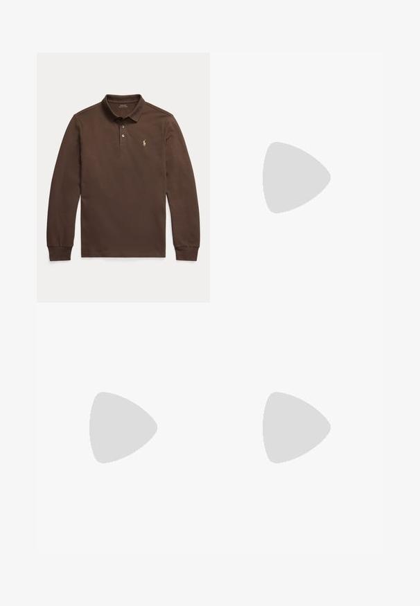 Brun langærmet polo med krave og to knapper, med et lille broderet logo på venstre bryst.; Mørkeblå denimjeans med let falmning på lår og lommer, knap- og lynlåslukning samt design med fem lommer, lagt fladt på hvid baggrund.; Sort læderloafer med lav hæl og pennyremdetalje, vist fra siden på en lysegrå baggrund.; Brunt læderbælte med et rektangulært guldbæltespænde, der har en hævet Polo-spiller på hest, der holder en mallet.