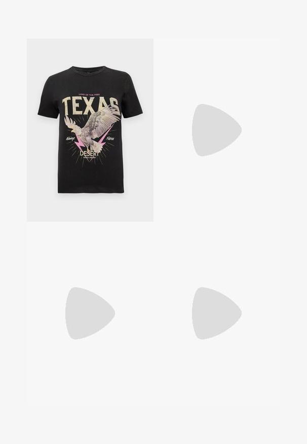 Camiseta de algodón negra con un gráfico de un halcón, texto en negrita "TEXAS" en crema y rosa, con acentos de rayos y un diseño vintage.; Jeans acampanados negros hechos de una tela brillante y suave. Presentan una cintura alta, bolsillos frontales y un cierre de cremallera con botón.; Sandalias de plataforma negras hechas de material suave, con dos correas ajustables con hebillas y una suela texturizada para mayor agarre.; Bolsa de tela gris oscuro con un asa curva, textura suave y forma redondeada. Sin hardware ni adornos visibles.