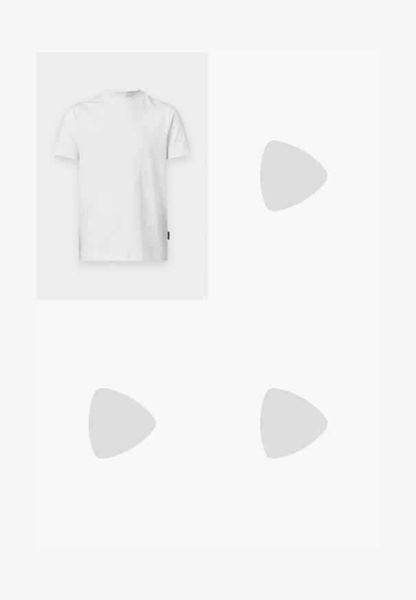Hvid T-shirt med korte ærmer lavet af bomuld. Har en rund halsudskæring og lige pasform, med et lille mærke nederst til venstre.; Beige cargo shorts med elastisk talje og snor. Har sidelommer og et glat, let stof.; Hvide lavtoppede sneakers med sort hæl, snørebånds lukning, subtile perforeringer og "BOSS" logo på siden, vist fra ydersiden i profil.; Gul vedhængsørre med kæde-design, der har et cirkulært kompasmotiv. Kæden har en tekstureret overflade med sammenflettede led.