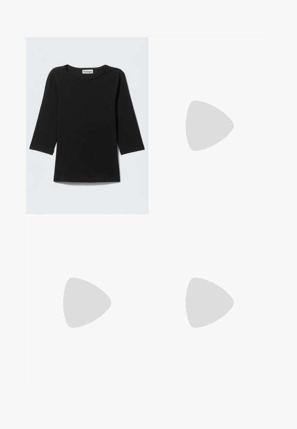 Camiseta negra de manga larga con cuello redondo, mangas tres cuartos y una etiqueta "WEEKDAY" dentro del cuello.; Pantalones cortos de denim negro con cierre de botones en la parte delantera, trabillas para cinturón, dos bolsillos delanteros y un pequeño bolsillo para monedas, mostrados planos sobre un fondo blanco.; Botas negras de cuero hasta la rodilla con punta afilada, que cuentan con una correa decorativa en el tobillo y detalles de hardware en plata. Tacón bajo y apilado.; Bolso de hombro de cuero negro con detalle de correa con hebilla, bordes curvos y costuras blancas en contraste sobre un fondo liso.