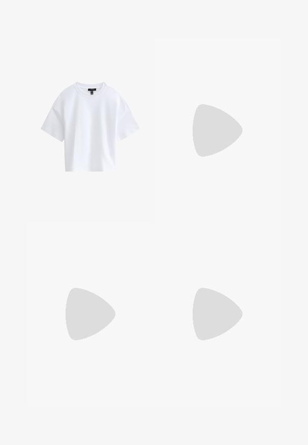 Camiseta blanca sencilla de manga corta y corte cropped con escote redondo y etiqueta negra de la marca dentro del cuello.; Pantalones cortos de mezclilla azul claro con cintura alta, cinco bolsillos y dobladillos enrollados. Presenta un sutil desvanecimiento y herrajes en tono cobre.; Sandalia plana de cuero marrón con diseño de tiras cruzadas. Suela plana con acabado liso y estilo minimalista. Sin herrajes visibles ni adornos.; Gran bolsa de paja con un exterior texturizado en color beige y dos asas anchas. Presenta una correa de acento de cuero para el cierre.