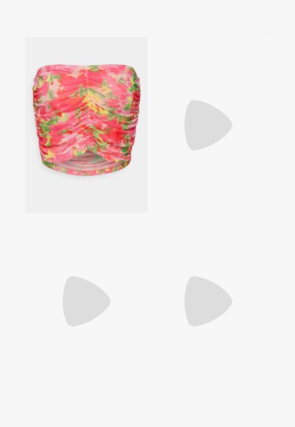 ONLY Petite ONLPARIS - Top - fuchsia pink; Denimbukser med vidde i benene i mørkeblå. Har en flad front med fem knapper i gylden tone til lukning. Glat tekstur med en klassisk finish.; Hvid og beige løbesko med blå accenter, netoverdel, polstret sål og snørelukning, vist fra ydersiden.; Lyserøde transparente solbriller med ovale linser, mørkerød toning og slanke stænger, der har en glat overflade og diskret detaljering på rammen.