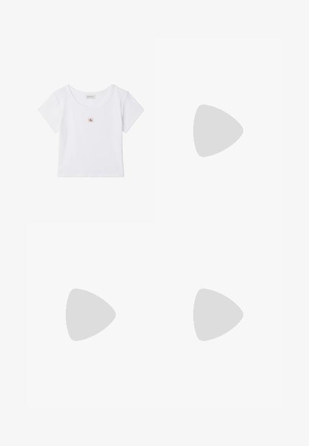 Hvid cropped t-shirt med korte ærmer, rund halsudskæring og lille firkantet Calvin Klein Jeans-logo på midten foran.; Sort denim mini nederdel med et omslag design, der har en front knappelukning, subtile syninger og et lille mærke ved taljen.; Sort læder slingback med kitten heel, spids tå og lille guldfarvet spænde på en ensfarvet baggrund.; Hvid rektangulær Calvin Klein håndtaske med enkelt håndtag, minimalistisk design og dekorative kvaster med geometrisk metalvedhæng på siden.