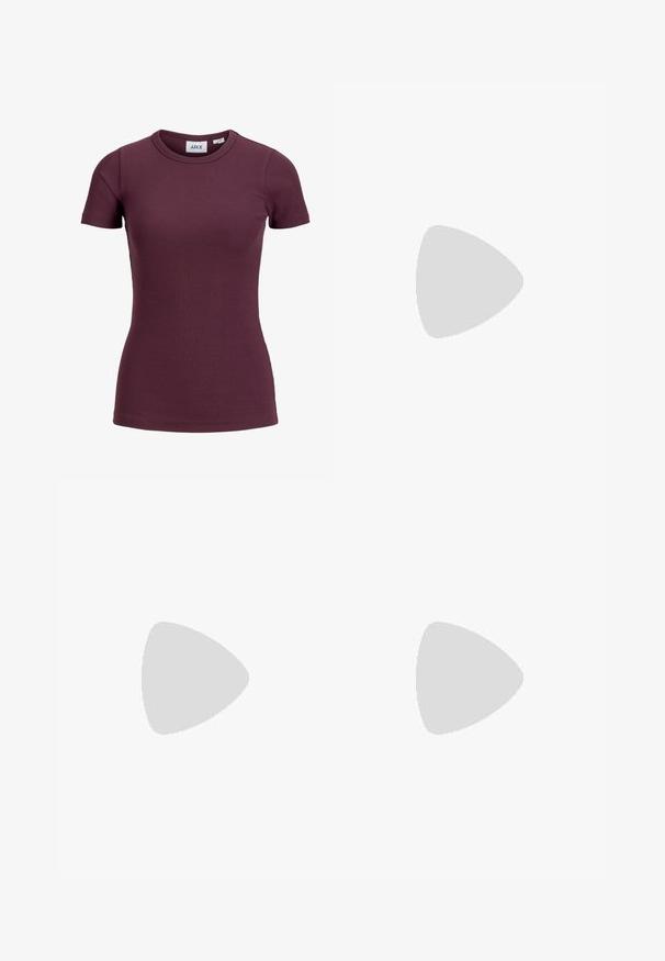 T-shirt côtelé ajusté à manches courtes couleur prune foncée avec col rond et étiquette avant indiquant la marque JJXX et la taille 5.; Jeans larges noirs en jean, dotés d'une taille à cordon de serrage, de cinq poches et de détails de couture contrastés. Design à l'avant plat.; Jambes portant des leggings côtelés foncés associés à des ballerines noires avec de petits détails en nœud sur fond blanc.; Sac à main bordeaux en matériau brillant, de forme rectangulaire, avec deux anses et des accents légèrement courbés à l'avant.