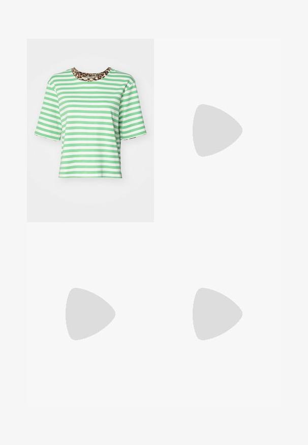 Grønne og hvide stribede t-shirt med korte ærmer, der har en leopardprintet halsudskæring. Lavet af blødt stof med en afslappet pasform.; Denim nederdel med wrap-design, mørkeblå farve og en knyttet talje. Har syning detaljer langs kanten og sidesømmen.; Hvid damesandal med remme, lav kittenhæl og ankelspænde på ensartet hvid baggrund.; Hvid rektangulær Calvin Klein håndtaske med enkelt håndtag, minimalistisk design og dekorative kvaster med geometrisk metalvedhæng på siden.