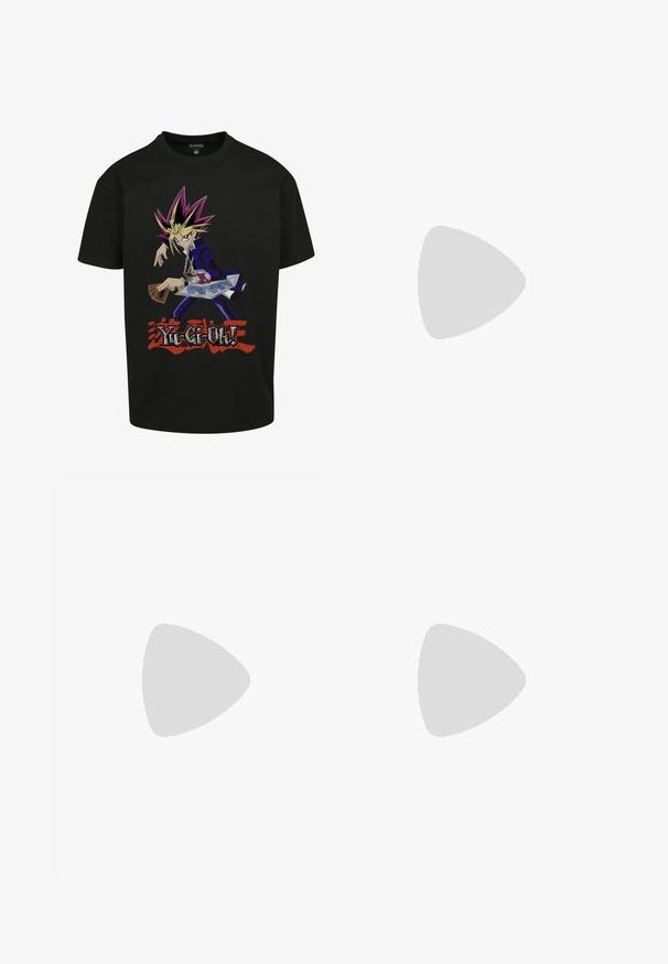 Camiseta negra con personaje de Yu-Gi-Oh! con cabello puntiagudo sosteniendo cartas y disco de duelo, con el logo "Yu-Gi-Oh!" abajo en rojo y blanco.; Pantalones de chándal negros, hechos de un tejido suave, con un corte holgado, puños elásticos y cordones en la cintura para un tamaño ajustable.; Zapatillas deportivas blancas con un upper texturizado, paneles de malla, suela de goma prominente y recortes decorativos en los laterales.; Bolso bandolera negro hecho de tela texturizada. Cuenta con un compartimento principal con cremallera, bolsillo delantero con cinta, correa ajustable y una etiqueta decorativa.