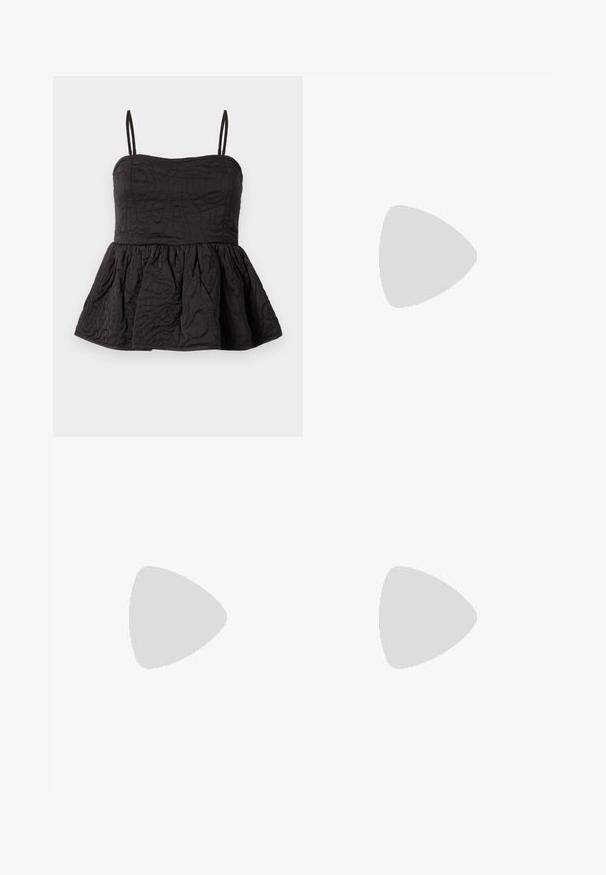 Čierny peplum top s nastaviteľnými ramienkami, textúrovaná látka s vírivým dizajnom a nariaseným dolným lemom pre objem.; Šortky s blokovaním farieb, ktoré majú gradient svetlo modrej a šedej farby. Vyrobené z jemnej tkaniny s hladkým povrchom a elastickým pásom.; Čierne kožené sandále pre ženy s tenkými remienkami, očkom na palec, prackou na členku a stredne vysokým ihličkovým podpätkom na neutrálom pozadí.; Zhlý béžový kožený klobúk so strieborným kovovým rámom, ktorý má dve okrúhle dekoratívne zámky a strieborný reťazový popruh.