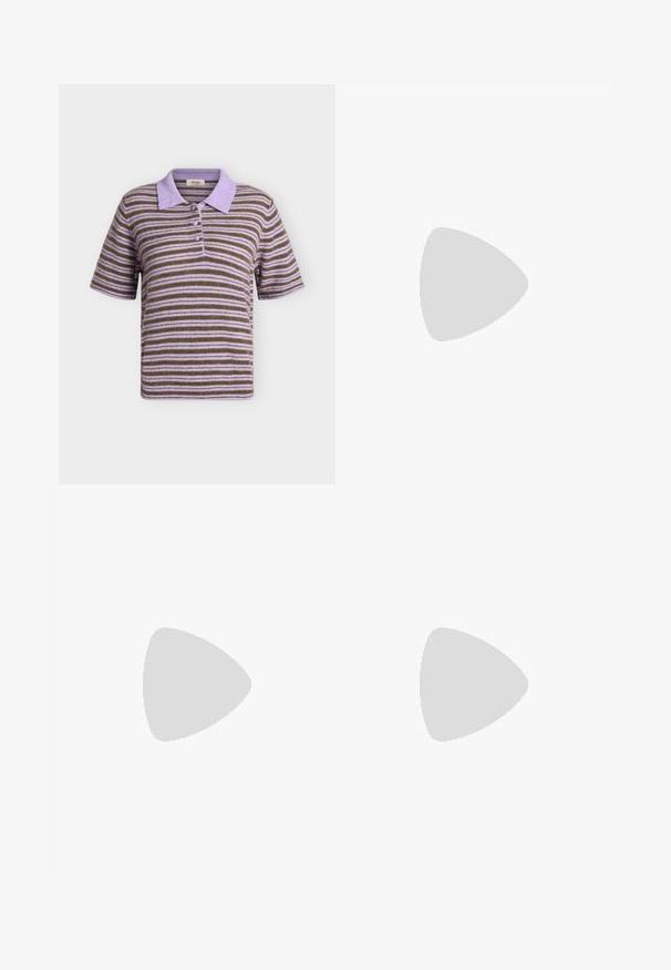 Polo à manches courtes avec col et boutons violet clair, présentant des rayures horizontales marron et violet, sur un fond uni.; Pantalon marron taille haute à jambes larges avec bouton devant, passants de ceinture, et coutures visibles sur fond clair.; Chaussure bateau en cuir marron avec semelle en caoutchouc beige, laçage à l'avant et accents métalliques décoratifs sur les côtés.; Sac à main en cuir brun foncé brillant avec de longues anses fines et une base rectangulaire structurée sur un fond clair uni.