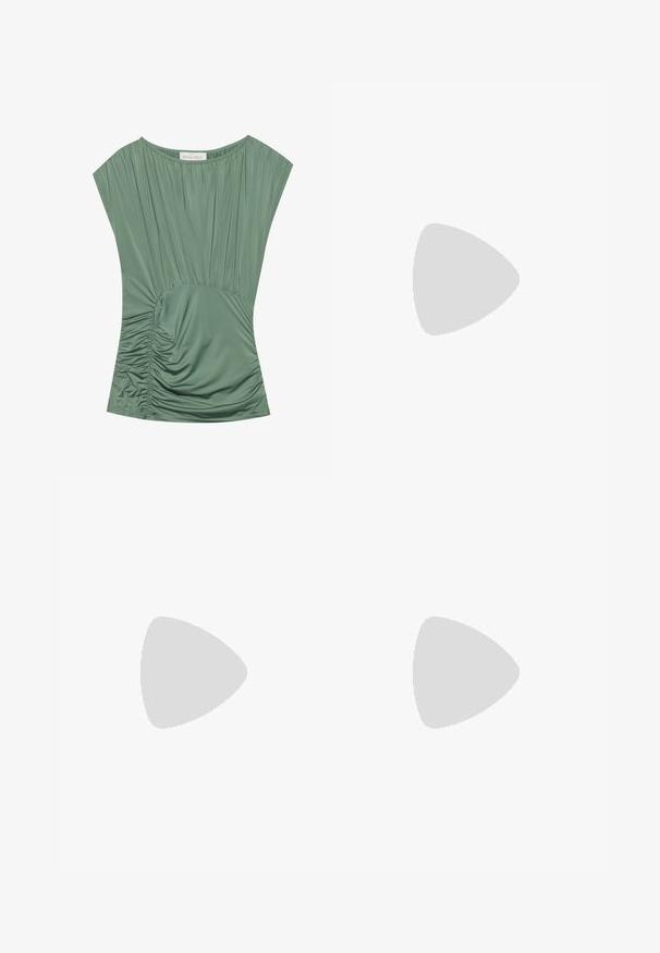 Parte superior verde de manga corta con tela plisada; presenta una textura recogida en la cintura y un escote redondo. Material suave y elástico.; Pantalones de pierna ancha en un color azul verdoso profundo con un acabado texturizado, que cuentan con una cintura atada para un ajuste ajustable y una silueta fluida.; Zapato de tacón alto beige con punta afilada, tira de tobillo y tacón ancho. Material sintético suave con un acabado mate.; Bolso de mano de cuero suave de color crema con diseño fruncido y plisado y una delgada correa para el hombro que descansa delante sobre un fondo liso.