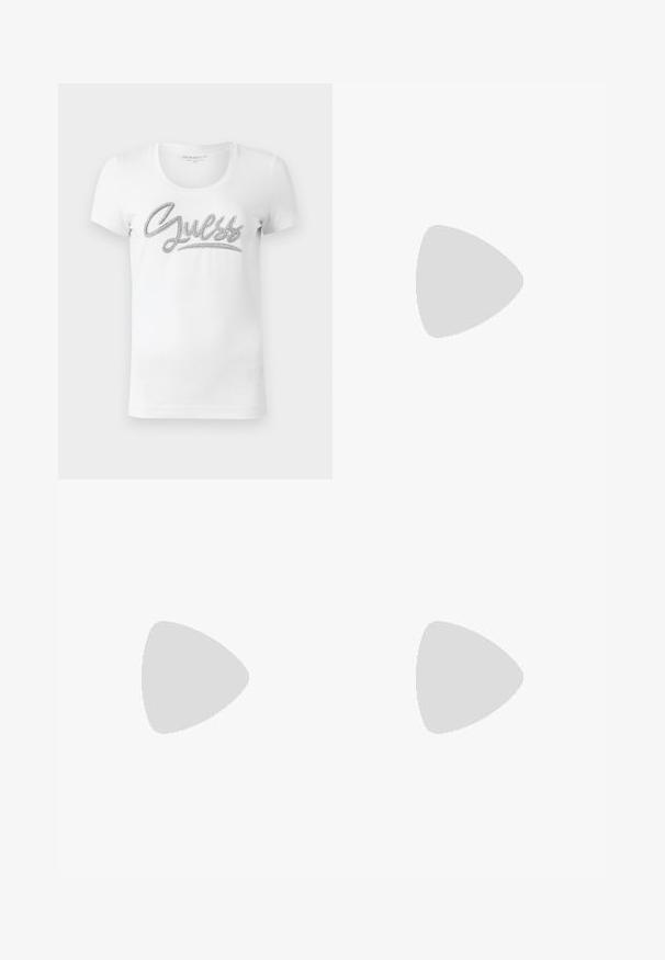 Witte T-shirt met korte mouwen en ronde hals, met 'Guess' in cursieve letters en glinsterende zilveren versieringen op de borst.; Lichtblauwe flared jeans van denim met vijf zakken, een hoge taille en stikselDetails. De stof heeft een licht vervaagde wassing en een gladde textuur.; Zwarte sandalen met hoge hak van lakleer en een enkelriempje. Heeft een minimalistisch ontwerp, open teen en een gesp met strass-steentjes.; Zwarte leren mini schoudertas met een dun riempje en klein goudkleurig CK-logo aan de voorkant in het midden.