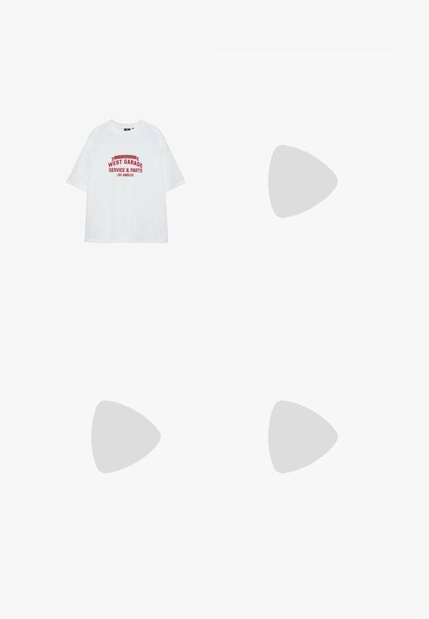 T-shirt blanc à manches courtes avec texte rouge « West Garage Service & Parts Los Angeles » au centre avant.; Shorts noirs longueur genou avec passants de ceinture, plis sur le devant et une fermeture avant cachée, présentés sur un fond blanc.; Mocassin penny loafer pour homme en cuir noir avec bout moc cousu et petit talon, présenté de profil sur fond blanc.; Lunettes de soleil Ray-Ban avec des verres verts, monture en plastique noir et accents dorés sur les bords. Forme carrée avec une finition mate.