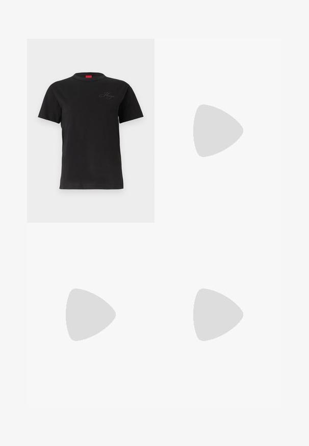 Μαύρο κοντομάνικο T-shirt με στρογγυλή λαιμόκοψη και διακριτικό κεντητό λογότυπο "Hugo" στο πάνω αριστερό μέρος του στήθους.; Μαύρα τζιν παντελόνια φαρδιάς γραμμής από ντένιμ με πέντε τσέπες, κλείσιμο μπροστά με κουμπί και διακριτές ραφές.; Μαύρη δερμάτινη μπότα μέχρι τον αστράγαλο με στρογγυλή μύτη, λεία υφή και χοντρό τακούνι, με εφαρμοστή μπότα και διακριτική ραφή.; Μαύρη δερμάτινη ζώνη με υφή, ασημένια μεταλλική αγκράφα και ανάγλυφο λογότυπο. Απλός σχεδιασμός με κανονικό πλάτος και κομμένο άκρο.
