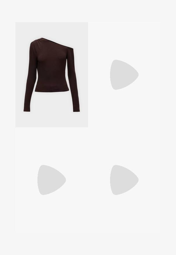 Donkerbruine top met lange mouwen, één blootgestelde schouder en geplooide stofdetail aan de bedekte schouderkant.; Wijde broek in een donker marineblauwe stof, met een gedurfde abstracte patroon in beige en wit. Elastische tailleband met een trekkoord detail.; Puntige slingback hak in een glad, glanzend beige materiaal. Bevat een gebogen uitsnijdontwerp en een slanke stiletto hak. Zilveren gesp detail.; Donkerbruine leren schoudertas met een zachte, slungelige vorm en een gedraaide knoopvormige handgreep op een effen witte achtergrond.
