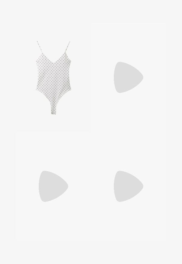 Body blanc sans manches avec fines bretelles et pois noirs, avec boutons-pression à l’entrejambe pour la fermeture.; Pantalon large noir avec taille élastique, comportant trois bandes blanches le long des côtés extérieurs et un petit logo à l'avant.; Escarpin à bride arrière métallique doré avec bout pointu, talon fin et texture lisse, sur fond métallique brillant.; Boucles d'oreilles en argent au design minimaliste. Forme circulaire, texture lisse et profil fin. Légères avec une finition polie.
