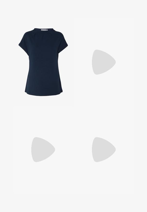 Navyblauwe top met korte mouwen, met een ronde hals en subtiele plooi details aan de voorkant. Gemaakt van zachte, gestructureerde stof met een relaxte pasvorm.; High-waist zwarte spijkerbroek met voorste knoop en rits, twee voorzakken en taps toelopende pijpen op een witte achtergrond.; Witte lage canvas sneaker met witte veters, zwarte strepen op de zool en een rubberen, getextureerde neuskap, zijaanzicht op een witte achtergrond.; Gouden metalen oorbellen met een gebogen, verlengde bladvorm. Het oppervlak is glad en mat, met dunne horizontale accenten.