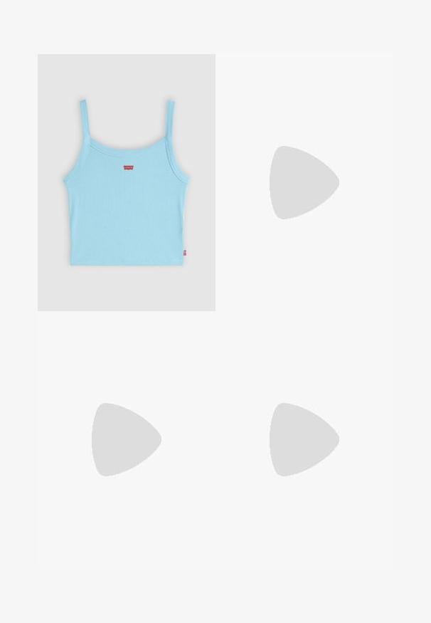 Lichtblauw geribbeld cropped tanktopje met dunne bandjes en kleine rode Levi's-logo's op de borst en zijnaad.; Lichtblauwe spijkerbroek met een rechte snit, twee zijzakken en een knoopsluiting. Verweerd textuur met lichte vervaging bij de knieën.; Levi's® WOODS  - Sneakers laag - brilliant white; Denim schoudertas met een opvouwbaar ontwerp, lichtblauwe kleur, zichtbare stiksels, verstelbare schouderband en een zijlabel accent.