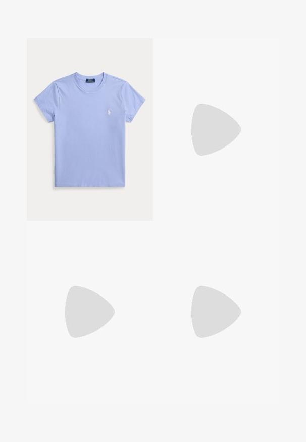 Svetlomodré tričko Polo Ralph Lauren s krátkym rukávom, okrúhlym výstrihom a malým bielym logom hráča póla na ľavej strane hrudníka.; Béžové nohavice so zvýšeným pásom, so záhybmi vpredu, zúženými nohavicami a prehnutými manžetami. Hladká látka s jemnou textúrou.; Čierne kožené penny loafer s nízkym podpätkom, šitím moc toe a klasickým slip-on dizajnom na bielom pozadí.; Čierna kožená kabelka so štruktúrovaným dizajnom, vybavená zipsovým uzáverom, odnímateľným popruhom a zlatými hardvérovými akcentmi.