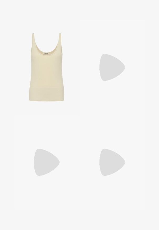 Kremfarvet, ærmeløs strikket tanktop med rund halsudskæring og ribbet kant.; Beige stribede bukser med en afslappet pasform, der har en indsnævret talje, knaplukning og bælte med slipseanordning, lavet af letvægtsstof.; Grøn ruskindsklump med en bred rem og metalspænde, korksål og gummiydersål. Har et lille ventilationshul på overdelen.; Brun ruskinds tote taske med en blød overflade, åben top og en enkelt skulderrem. Har en glat finish og minimal detaljer.