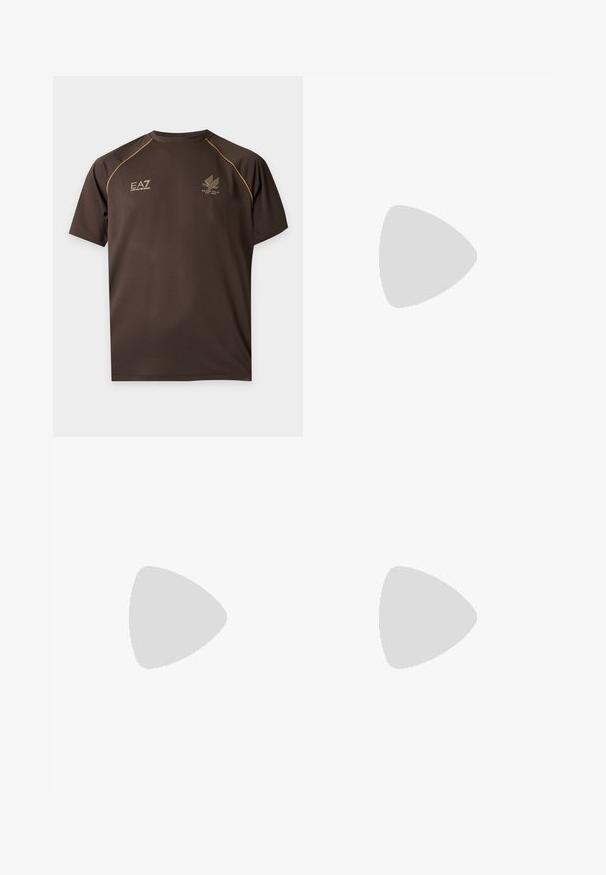 Mørkebrun kortærmet sportst-shirt med gule kanter på skuldrene, EA7 Emporio Armani logo på venstre bryst og Milano Italia-emblem på højre bryst.; Brune lige ben bukser med frontfolder, lommer i siden, bæltestropper og en mærke knaplukning i taljen.; Lavprofil mørkebrune lædersneaker med sort gummisål, snørelukning foran og glat minimalistisk design på lys baggrund.; Sort bæltetaske med frontlynlåslomme og sølv ørn-logo, glat stof med tekstureret kant og lynlåstræk.