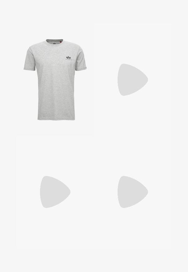 Grå kortærmet T-shirt i bomuldsblanding med rund hals; har et sort logo på venstre bryst og et rødt mærke i halsen.; Navy stribede bukser med lyseblå lodrette striber, elastisk talje, bred benudskæring og et lille logo på siden. Stoffet har en glat tekstur.; Sort lavt sneakers i læder med snøredesign og tekstureret sål, vist i profil på neutral baggrund.; Lille grå Calvin Klein crossbody-taske med lynlåslomme foran, sort rem og blå "cK"-logo broderet.
